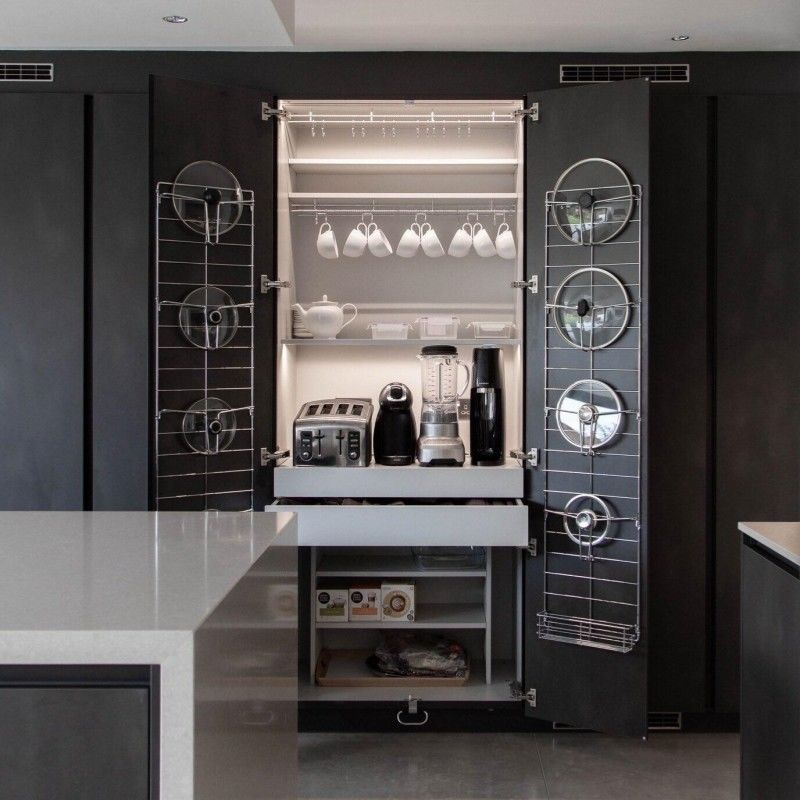 Armoire de cuisine sur mesure à paroi unique noire avec grande île et Blum