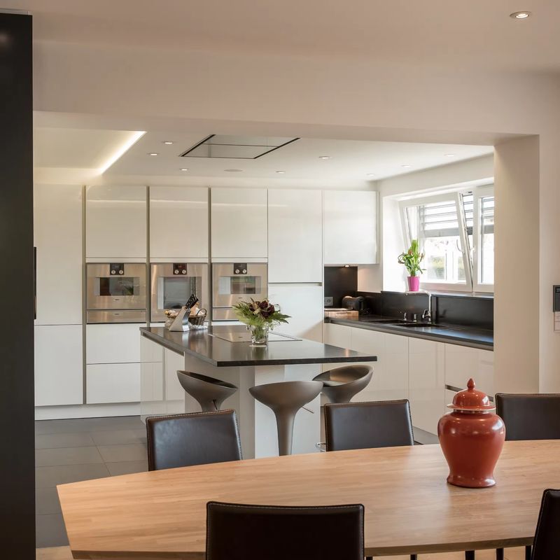 Des armoires de cuisine en PVC de couleur blanche pour le design moderne sur le marché