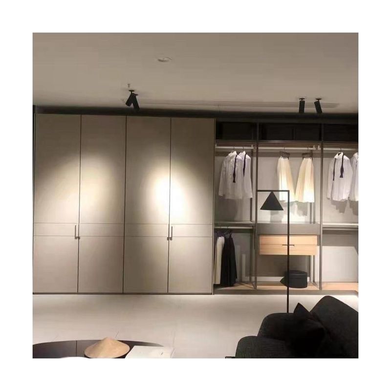 Armoire ouverte avec panneau en bois et système de tige personnalisable