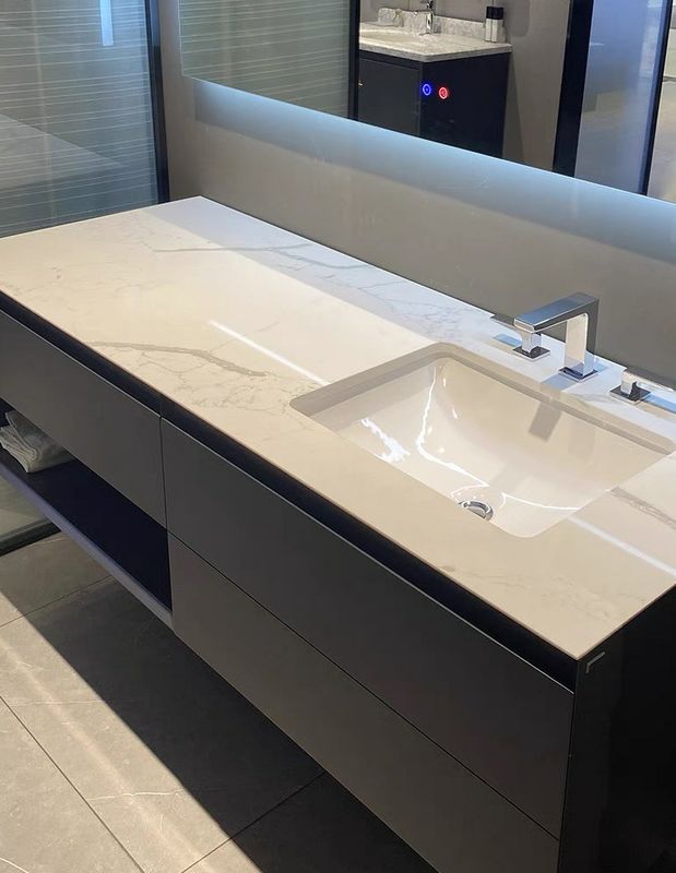 C'est un meuble européen sur mesure, une commode à coin avec évier, très populaire et beau.