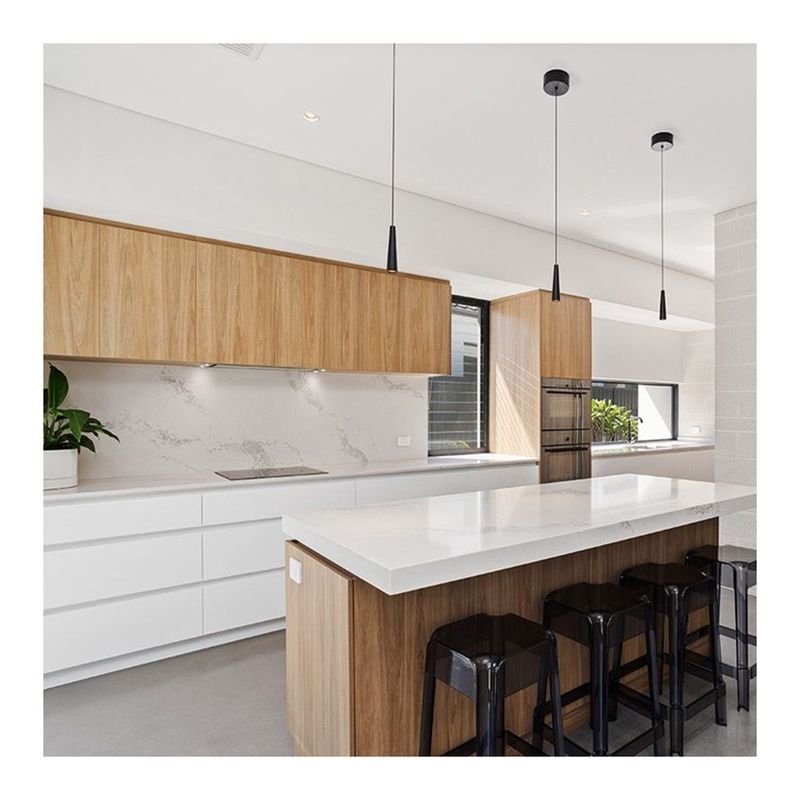 Armoire de cuisine moderne en laque blanche avec panneau de porte acrylique et comptoir en pierre de quartz