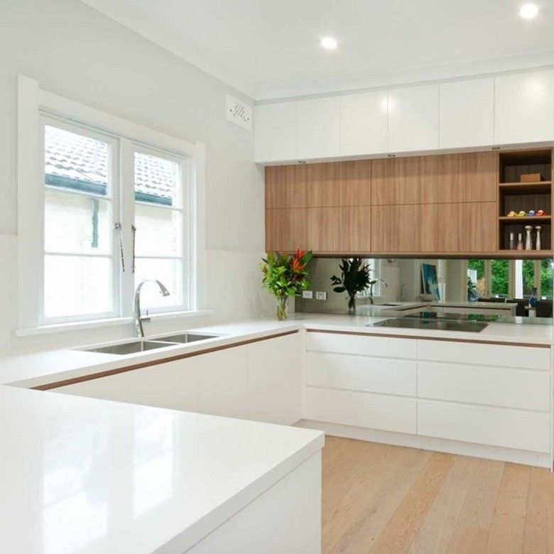 Armoire de cuisine moderne en laque blanche avec panneau de porte acrylique et comptoir en pierre de quartz