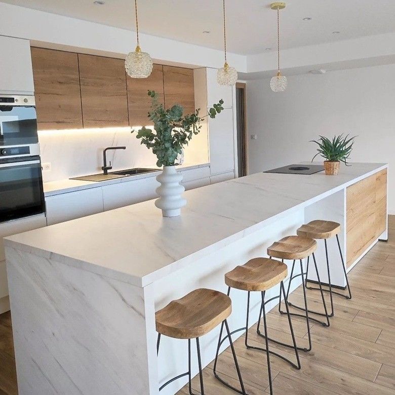 Armoire de cuisine moderne en laque blanche avec panneau de porte acrylique et comptoir en pierre de quartz