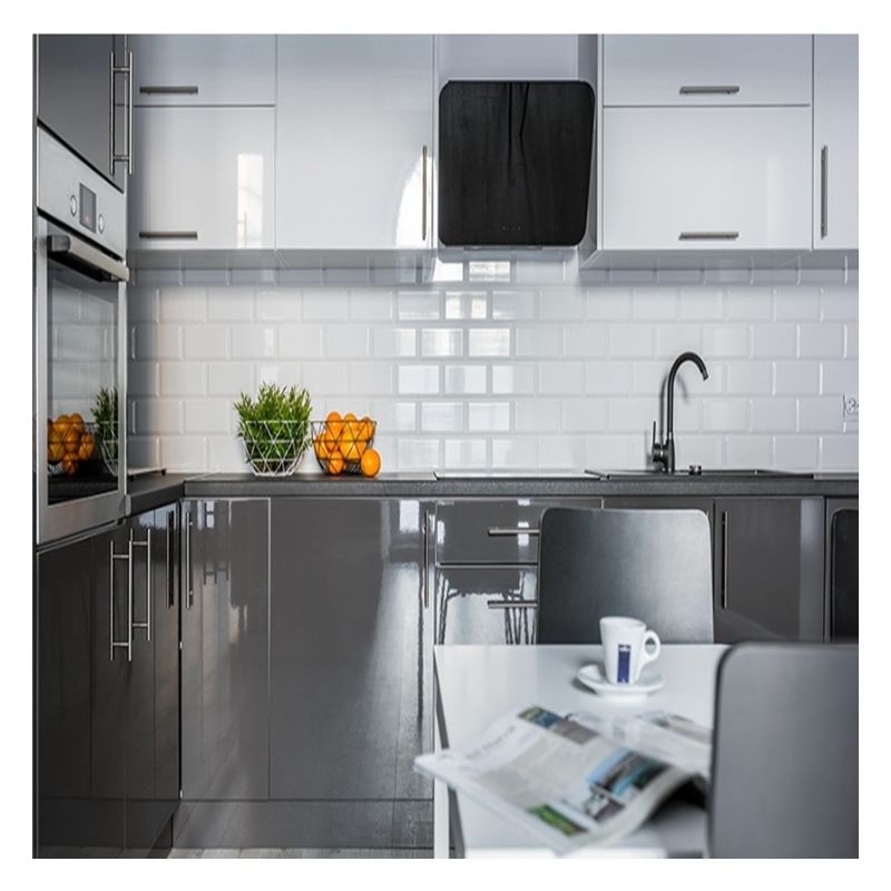 Armoires de cuisine en bois massif avec design d'île de cuisine dans un style minimaliste romantique moderne