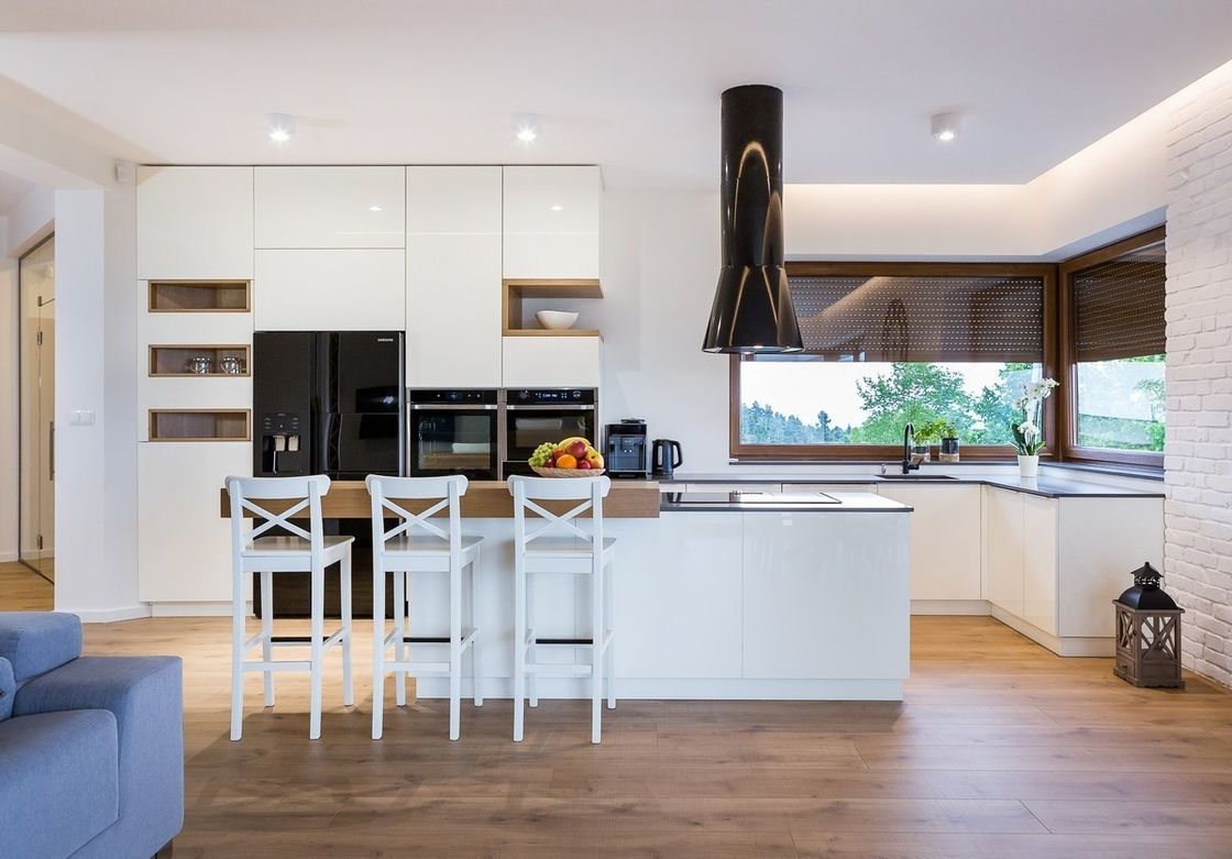 Monté sur le mur Cameroun Blanc et en bois Armoire de cuisine haute brillance Hdf très ODM / OEM