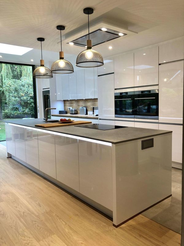 Monté sur le mur Cameroun Blanc et en bois Armoire de cuisine haute brillance Hdf très ODM / OEM