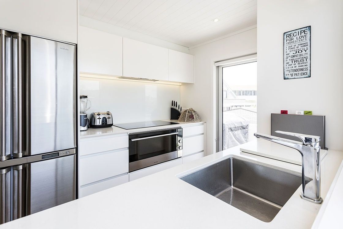 Monté sur le mur Cameroun Blanc et en bois Armoire de cuisine haute brillance Hdf très ODM / OEM
