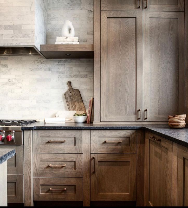 Un placard de cuisine complet avec du matériel Mdf en relief dans un style de design moderne