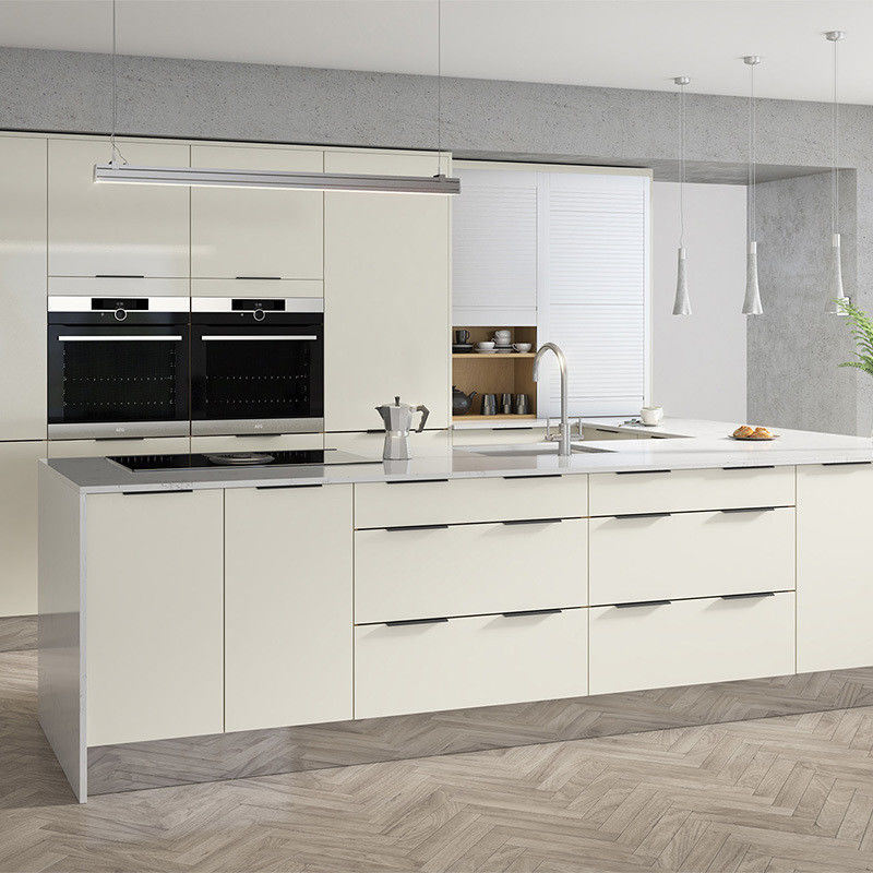 Armoire de cuisine de luxe en carton de mélamine avec design de style moderne et panneau de porte en laque