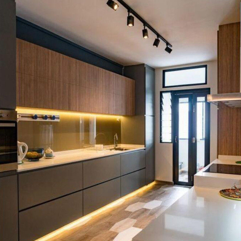 Armoire de cuisine de luxe en carton de mélamine avec design de style moderne et panneau de porte en laque