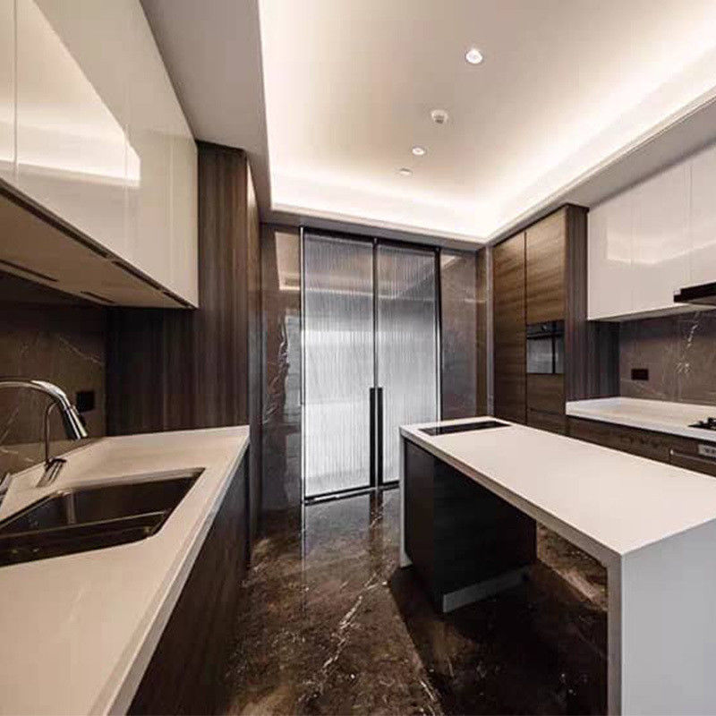 Armoire de cuisine de luxe en carton de mélamine avec design de style moderne et panneau de porte en laque