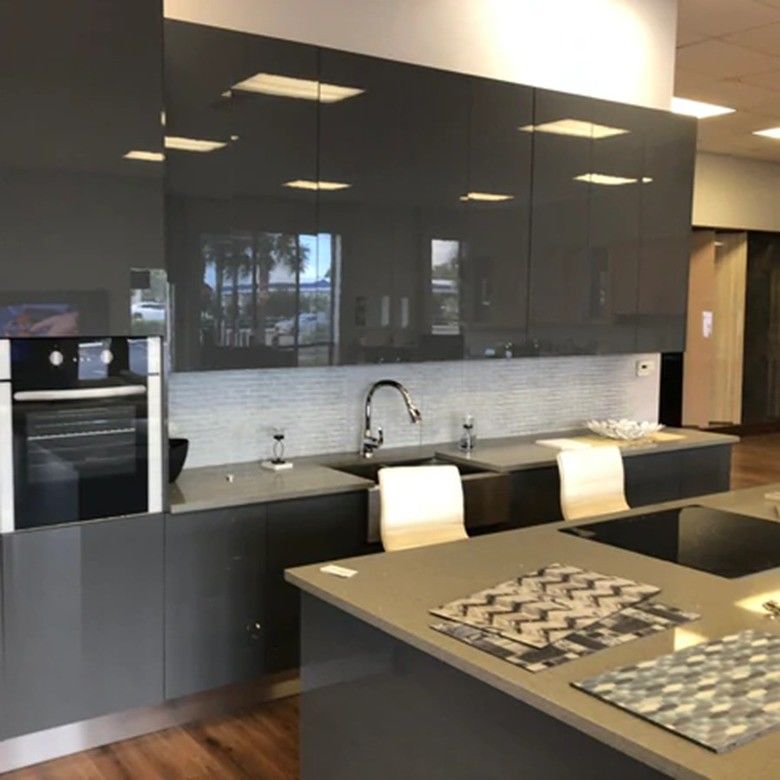 Armoires de cuisine en PVC finition noir avec design moderne et couleur personnalisée
