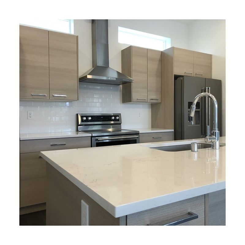 Design d'armoire de cuisine Modulaire en bois massif Mdf Faisceau Laque Finition en bois de noyer Couleur