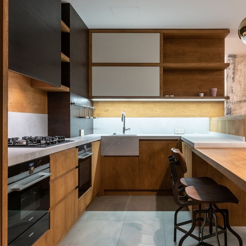 Design d'armoire de cuisine Modulaire en bois massif Mdf Faisceau Laque Finition en bois de noyer Couleur