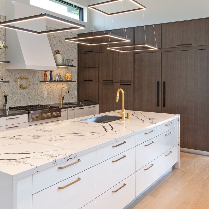 Design d'armoire de cuisine Modulaire en bois massif Mdf Faisceau Laque Finition en bois de noyer Couleur