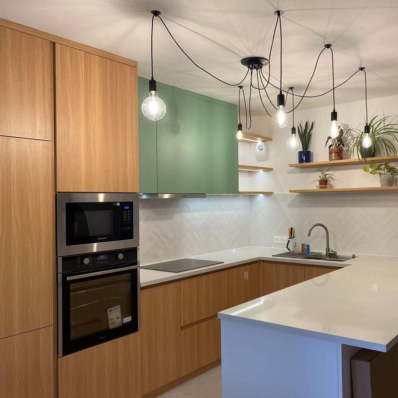 Design d'armoire de cuisine Modulaire en bois massif Mdf Faisceau Laque Finition en bois de noyer Couleur