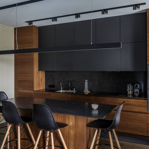 Armoire de garde-manger avec panneau de porte en bois massif en noir