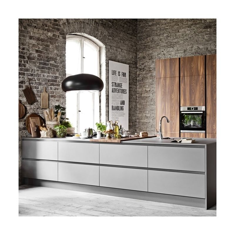 Armoires de rangement mat gris clair sans poignée Blum pour le design de meubles de cuisine modernes