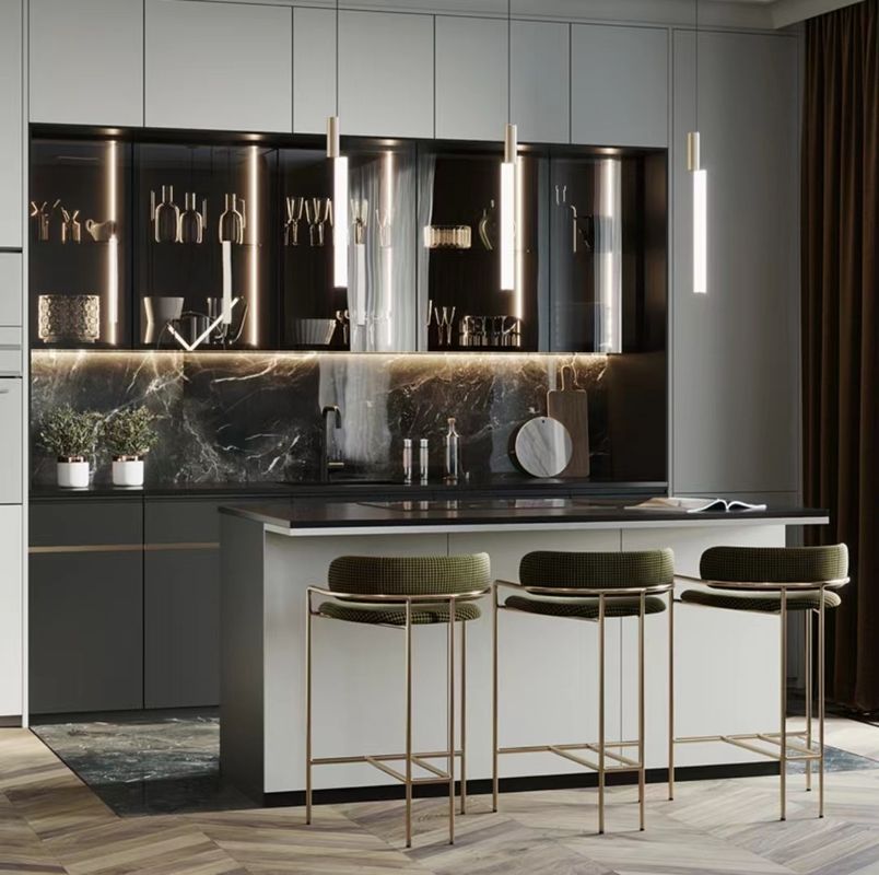Armoires de rangement mat gris clair sans poignée Blum pour le design de meubles de cuisine modernes