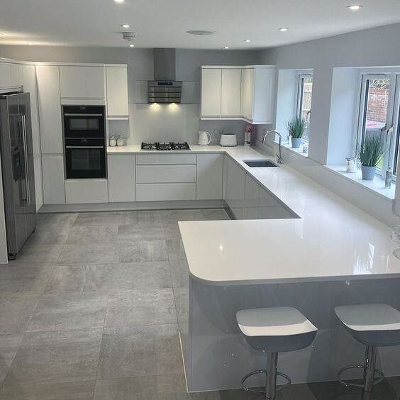 Armoires de cuisine blanches en forme de L et modulaires
