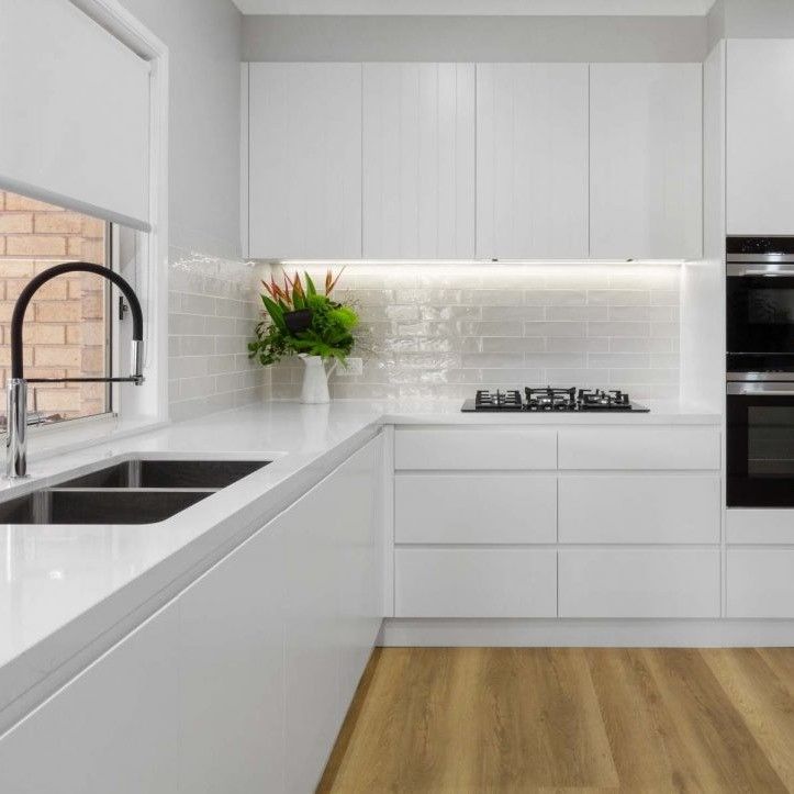 Armoires de cuisine blanches en forme de L et modulaires