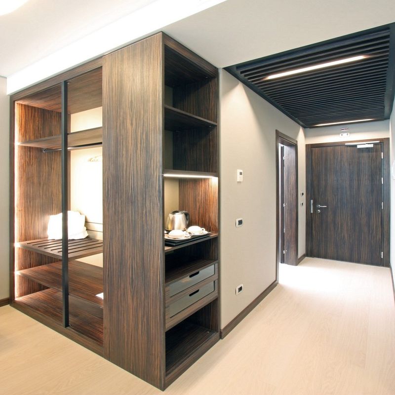 Panneaux pliables en bois Armoire de chambre moderne Armoire de conception pour hôtel personnalisé haut de gamme