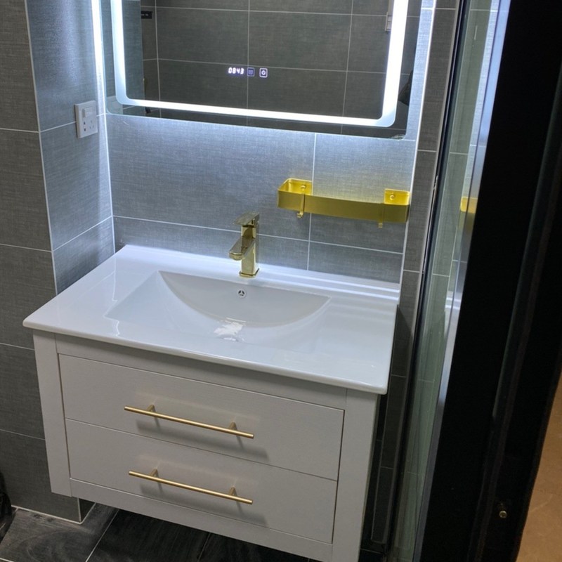 Ensemble de vanité de salle de bain de design moderne haut de gamme avec montage murale et finition en PVC / laque