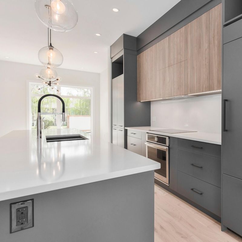 Armoire de cuisine intérieure moderne avec forme d'île grise et portes en MDF à un prix abordable