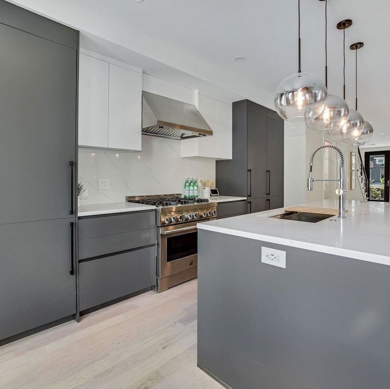 Armoire de cuisine intérieure moderne avec forme d'île grise et portes en MDF à un prix abordable