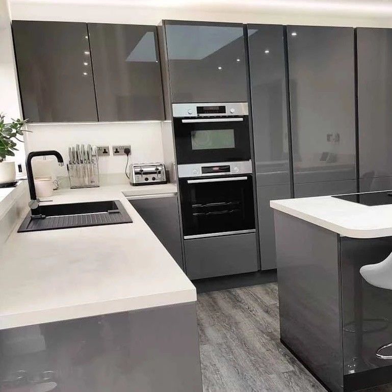 Armoire de cuisine intérieure moderne avec forme d'île grise et portes en MDF à un prix abordable