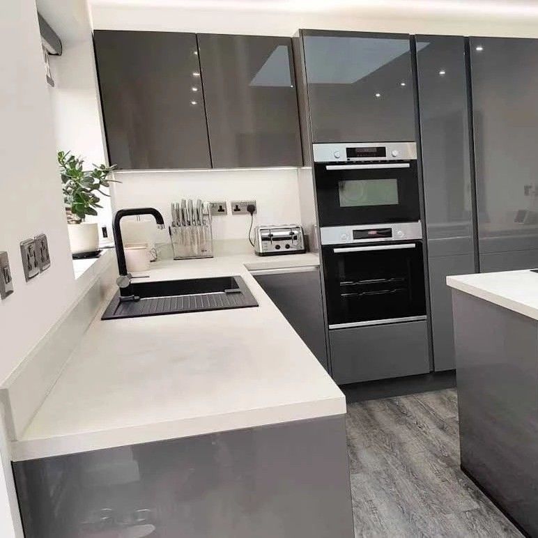Cabinet de cuisine en PVC noir suspendu en verre avec couleur de placage personnalisée