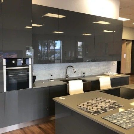 Cabinet de cuisine en PVC noir suspendu en verre avec couleur de placage personnalisée