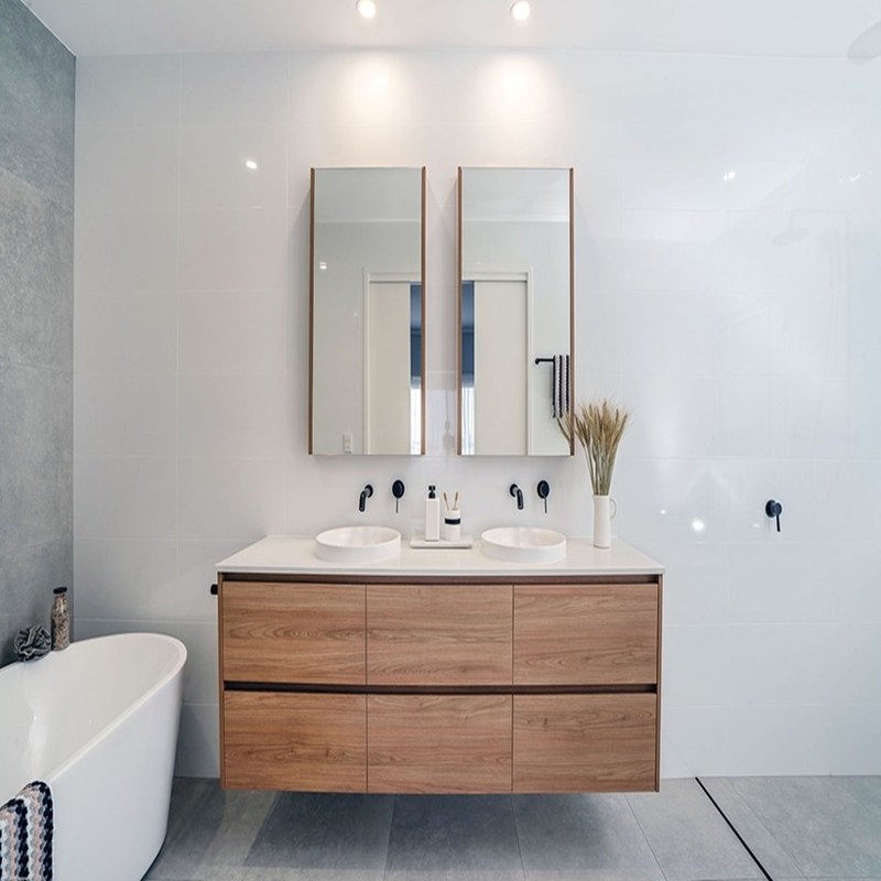 Vanité de salle de bain de style euro moderne avec vanité flottante en grain de bois et miroir en argent