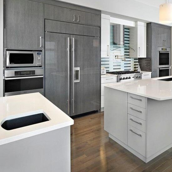 Armoire sèche-vaisselle en acrylique à haute brillance pour comptoir en pierre de quartz dans une seule cuisine