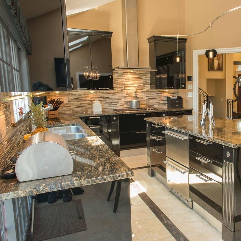 Armoire sèche-vaisselle en acrylique à haute brillance pour comptoir en pierre de quartz dans une seule cuisine