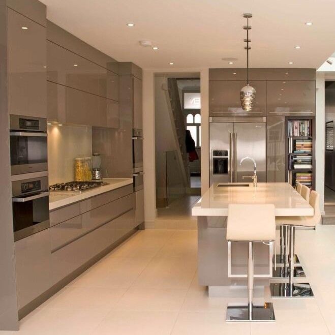 Armoire sèche-vaisselle en acrylique à haute brillance pour comptoir en pierre de quartz dans une seule cuisine