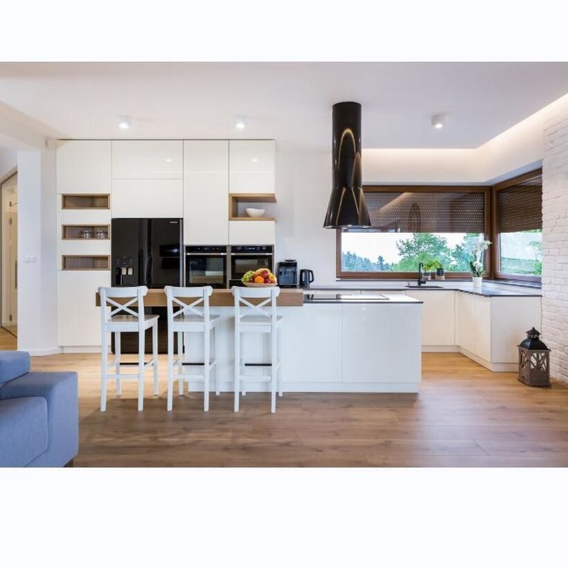 Armoire de cuisine brillante avec matériau de porte HDF et design de style moderne