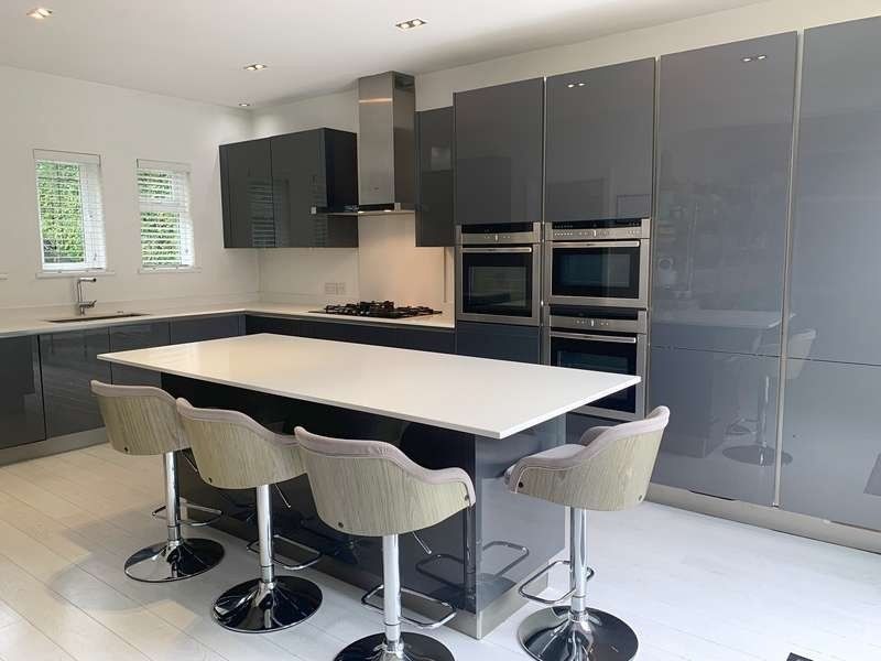 Armoire de cuisine brillante avec matériau de porte HDF et design de style moderne
