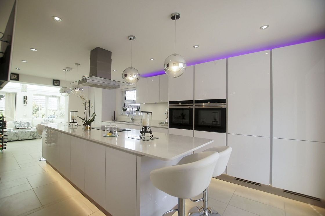 Armoire de cuisine brillante avec matériau de porte HDF et design de style moderne