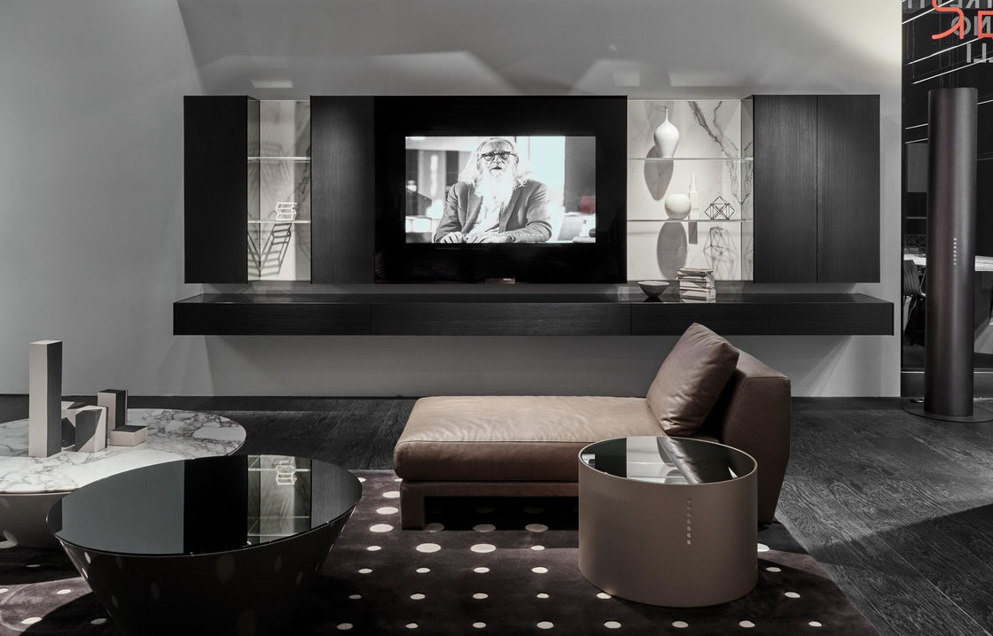 Unité de télévision de salon en bois et un ensemble de table basse pour le divertissement en appartement