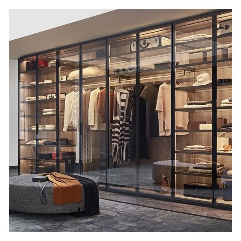 Armoire minimaliste en bois avec panneau de porte en verre et bande lumineuse