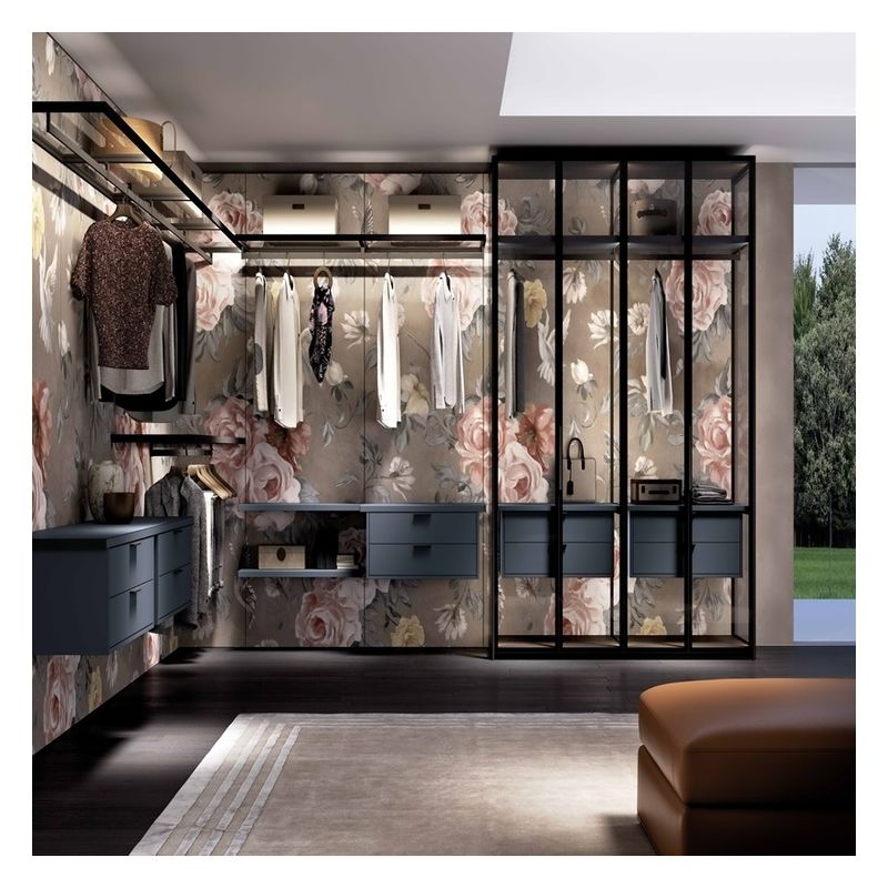Armoire minimaliste en bois avec panneau de porte en verre et bande lumineuse
