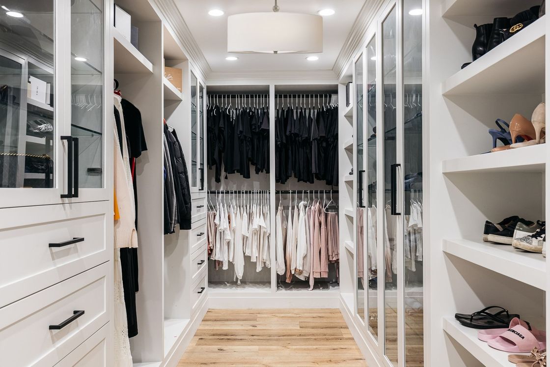 Armoire de rangement en bois pour meubles de chambre à coucher dans un appartement d'hôtel