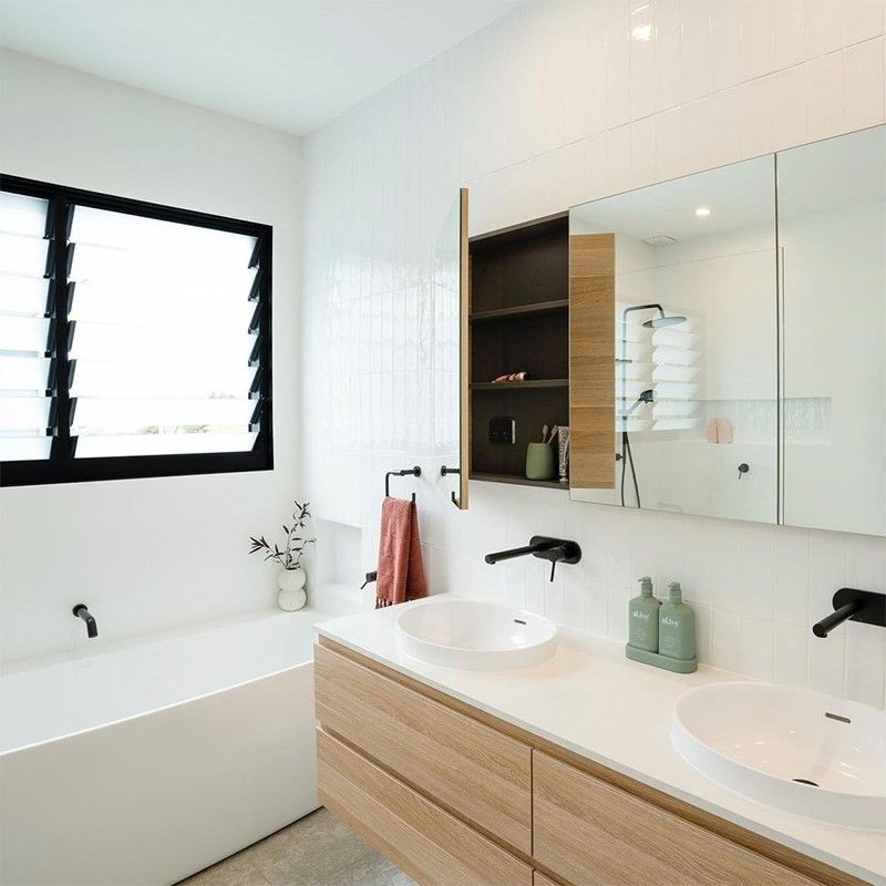Vanité suspendue au mur de style moderne avec miroir et bassin dans les armoires de salle de bain des hôtels de luxe