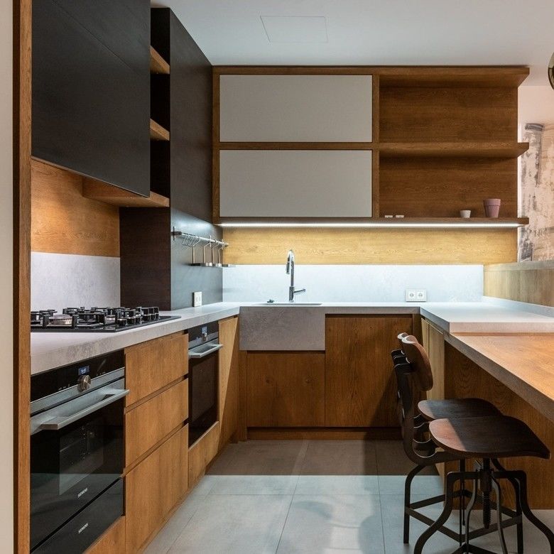 Un panier pivotant à coin intelligent ajouté aux armoires de cuisine modernes avec un design modulaire