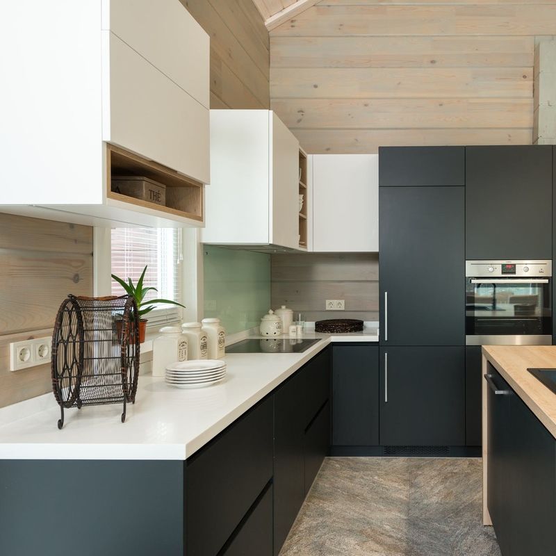 Un panier pivotant à coin intelligent ajouté aux armoires de cuisine modernes avec un design modulaire