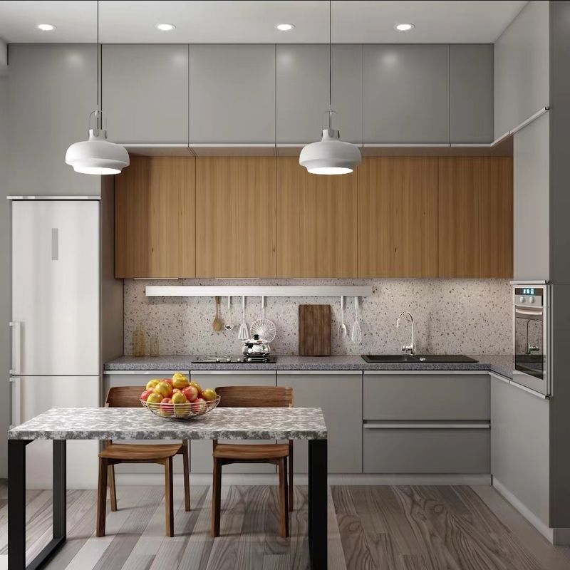 Un panier pivotant à coin intelligent ajouté aux armoires de cuisine modernes avec un design modulaire