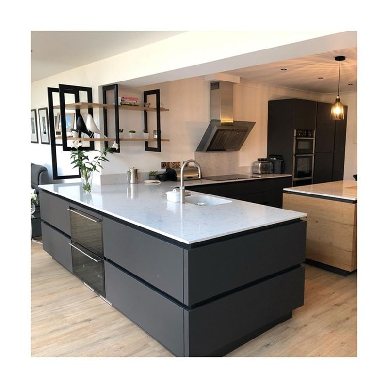 Armoires de chambre intelligentes Armoire de cuisine moderne et four en noir mat pour les clients finaux