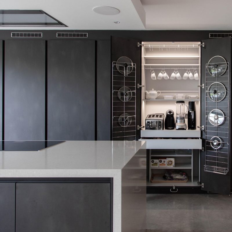 Armoires de chambre intelligentes Armoire de cuisine moderne et four en noir mat pour les clients finaux