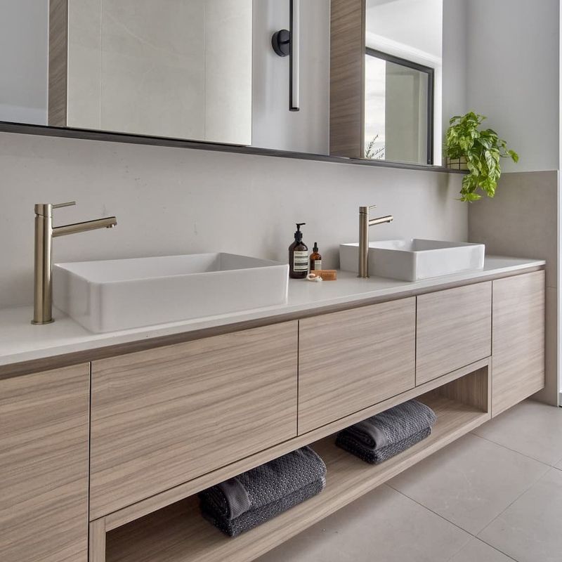 Armoire de vanité de salle de bain avec miroir en argent monté sur le mur